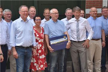 Stephan Weil mit Marion und Hans-Joachim Kunkel. Das Ehepaar hat "Die Räucherei" vor 30 Jahren gegründet und zum Besuch des Landesvaters auch viele Wegbegleiter eingeladen.