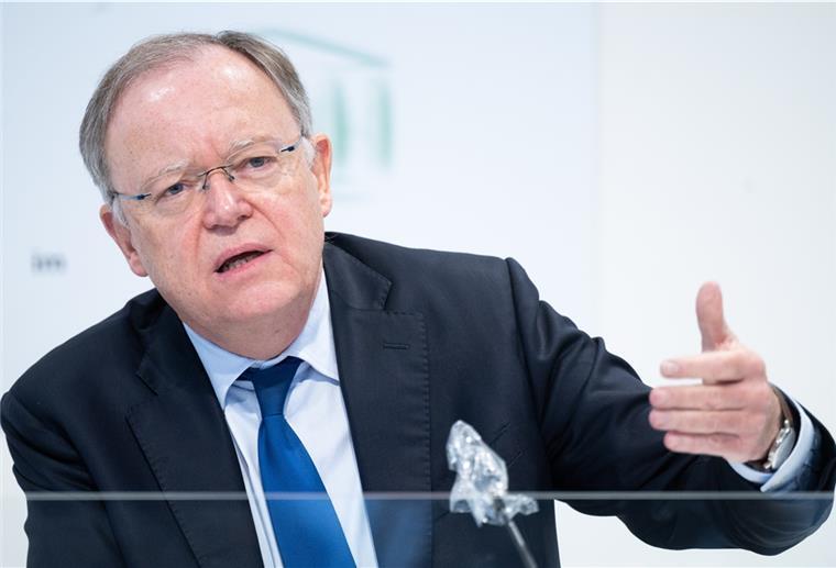 Stephan Weil (SPD), Ministerpräsident von Niedersachsen, spricht in der Landespressekonferenz im niedersächsischen Landtag.