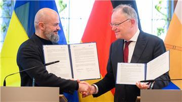 Stephan Weil (r, SPD), Ministerpräsident Niedersachsen, und Mykola Marinov, stellvertretender Gouverneur der Oblast Mykolajiw in der Ukraine, unterzeichnen ein Partnerschaftsabkommen im Gästehaus der niedersächsischen Landesregierung.
