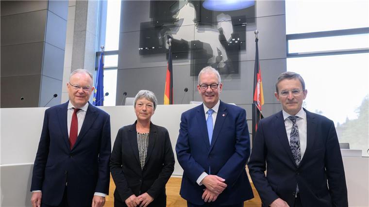 Stephan Weil (SPD, l-r), Ministerpräsident von Niedersachsen, Hanna Naber (SPD), Landtagspräsidentin von Niedersachsen, Andreas Busch, Professor für Politikwissenschaft an der Universität Göttingen, und Wilhelm Mestwerdt, Präsident des Niedersächsischen Staatsgerichtshofes.