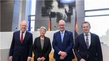 Stephan Weil (SPD, l-r), Ministerpräsident von Niedersachsen, Hanna Naber (SPD), Landtagspräsidentin von Niedersachsen, Andreas Busch, Professor für Politikwissenschaft an der Universität Göttingen, und Wilhelm Mestwerdt, Präsident des Niedersächsischen Staatsgerichtshofes.