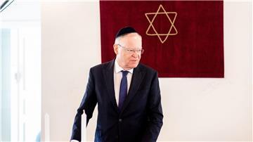 Stephan Weil (SPD), Ministerpräsident in Niedersachsen, spricht bei einem Besuch der Synagoge vor Mitgliedern der jüdischen Gemeinde.