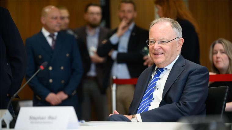 Stephan Weil (SPD), Ministerpräsident Niedersachsen, sitzt als geladener Zeuge im niedersächsischen Landtag.