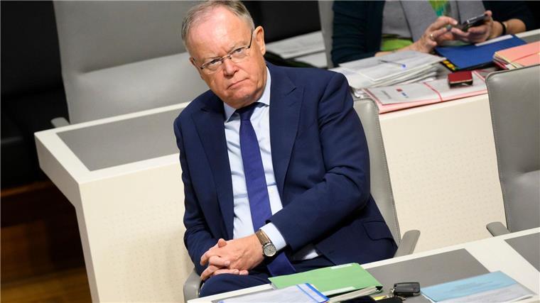 Stephan Weil (SPD), Ministerpräsident Niedersachsen, sitzt im Landtag.