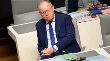 Stephan Weil (SPD), Ministerpräsident Niedersachsen, sitzt im Landtag.