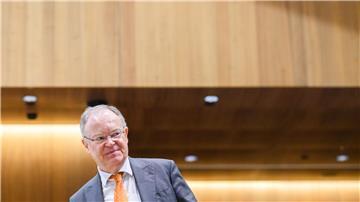 Stephan Weil (SPD), Ministerpräsident Niedersachsens, steht im niedersächsischen Landtag.