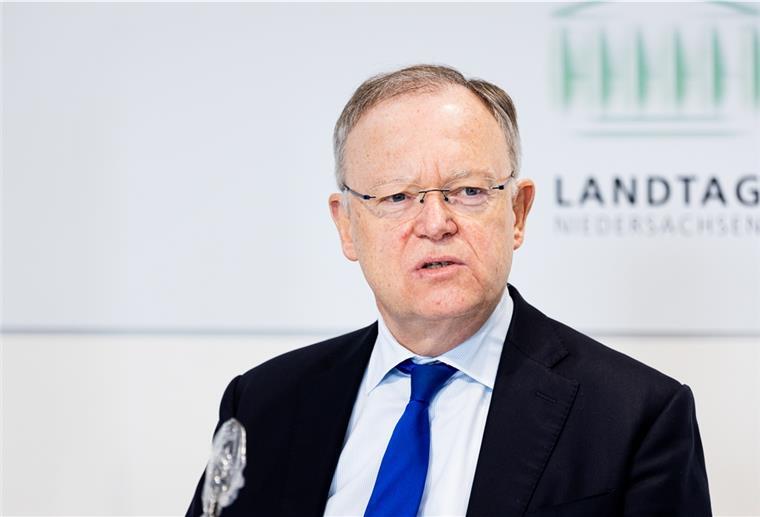 Stephan Weil spricht in der Landespressekonferenz im niedersächsischen Landtag. 