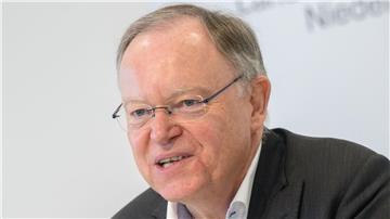 Stephan Weil (SPD), Ministerpräsident von Niedersachsen, spricht bei einer Pressekonferenz.