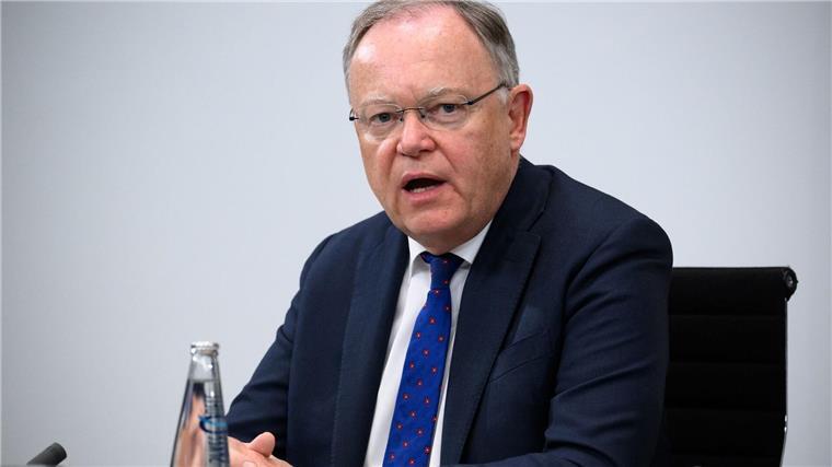 Stephan Weil (SPD), Ministerpräsident von Niedersachsen, spricht.