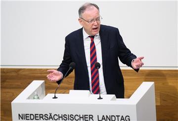 Stephan Weil (SPD), Ministerpräsident von Niedersachsen, hält eine Regierungserklärung zur Corona-Pandemie im niedersächsischen Landtag.