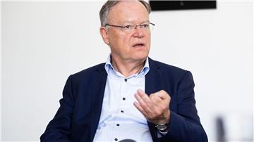 Stephan Weil (SPD), Ministerpräsident von Niedersachsen, sitzt in seinem Büro in der Staatskanzlei während eines Interviews der Deutschen Presse-Agentur.