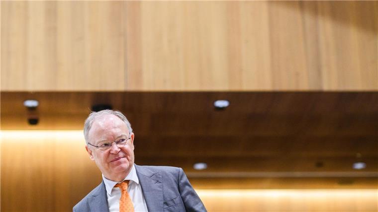 Stephan Weil (SPD), Ministerpräsident von Niedersachsen, steht im niedersächsischen Landtag.