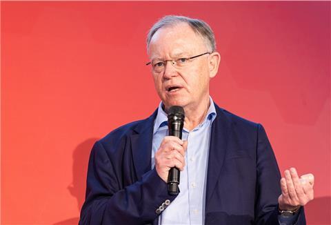 Stephan Weil spricht in ein Mikrofon.