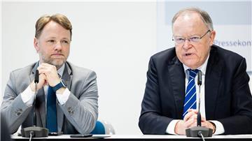 Stephan Weil (SPD, r), Ministerpräsident von Niedersachsen, spricht auf einer Pressekonferenz zu einem Nachtragshaushalt aufgrund des Hochwassers in der Landespressekonferenz neben Gerald Heere (Bündnis 90/Die Grünen), Finanzminister von Niedersachsen.