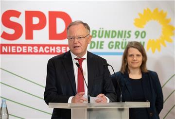 Stephan Weil (SPD), Ministerpräsident von Niedersachsen, und Julia Willie Hamburg (Bündnis 90/Die Grünen), stehen bei der Vorstellung des Koalitionsvertrages von SPD und Grüne in Niedersachsen auf der Bühne. 