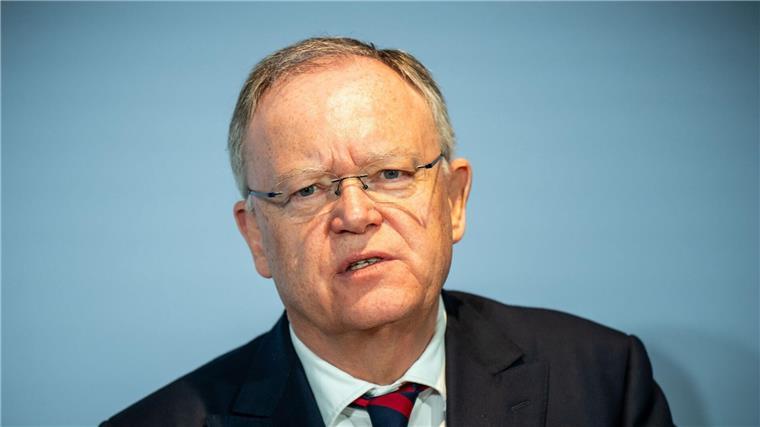 Viele Todesopfer durch Corona-Schutzmaßnahmen vermieden Stephan Weil (SPD),spricht bei der Pressekonferenz.