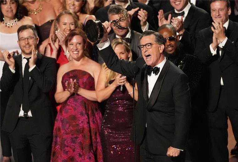 Hollywood feiert sich selbst: Emmy-Abräumer „The Studio“ Stephen Colbert und sein Team von „The Late Show with Stephen Colbert“ gewannen den Preis für die beste Talkshow.