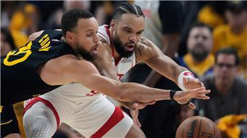 Stephen Curry (l.) kam auf 29 Punkte.