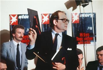 „Stern“-Reporter Gerd Heidemann präsentierte 1983 auf einer Pressekonferenz des Hamburger Magazins „Stern“ die angeblichen Hitler-Tagebücher. (Archivbild)