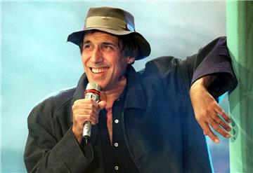 Stets gut gelaunt: Der italienische Schauspieler, Produzent und Sänger Adriano Celentano bei einem Auftritt vor über 20 Jahren. Heute feiert er seinen 80. Geburtstag - und singt immer noch. 