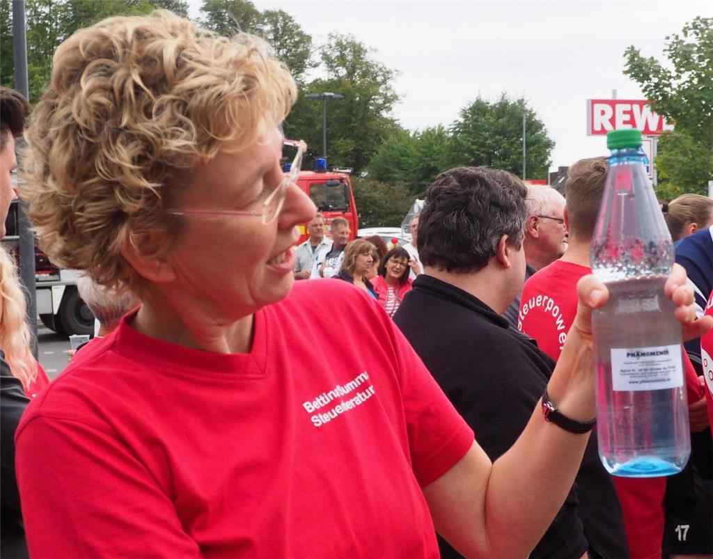 Steuerberaterin Bettina Summa aus Langen staunt über den Trick mit "Paul&qu...