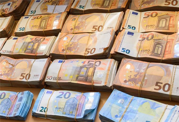 Bremen und Bremerhaven: Steuereinbußen in Millionenhöhe erwartet Steuerprognosen für Bremen fallen düster aus: 17,5 Millionen Euro weniger Einnahmen für die Stadt. Das Land Bremen profitiert hingegen von gestiegenen Einwohnerzahlen.
