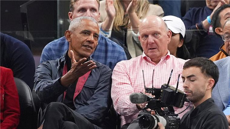 Betrug beim Leonard-Gehalt? NBA ermittelt gegen Clippers Steve Ballmer - hier bei einem Clippers-Heimspiel neben Ex-US-Präsident Barack Obama - zählt zu den reichsten Menschen der Welt.