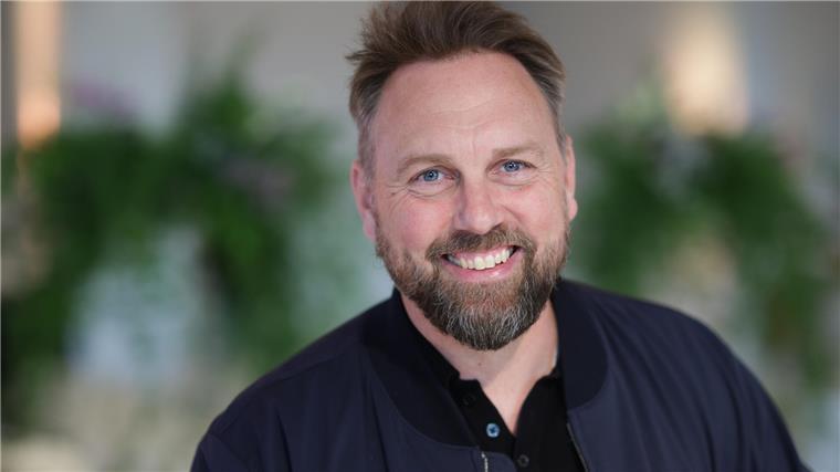 Steven Gätjen lächelt in die Kamera. 