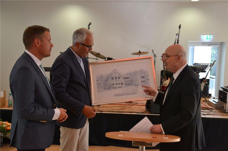 Ein Geschenk für die junge Generation in Zeven Stifter Hans-Herlof Hardtke (rechts) hat der Stadt nicht nur das kernsanierte Haus der Jugend geschenkt, sondern auch eine aus den 50er Jahren stammende Zeichnung des Gebäudes. Das Bild überreichte er am Montag an Bürgermeister Norbert Wolf und Stadtdirektor Henning Fricke (links).