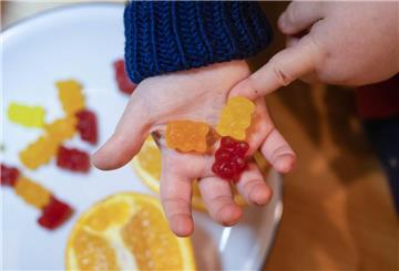 ARCHIV - 23.11.2023, Sachsen, Leipzig: Ein Kind hält Kinder-Vitaminbärchen in seiner Hand. (zu dpa: «Warnung vor Nahrungsergänzungsmitteln für Kinder») Foto: Hendrik Schmidt/dpa/dpa-tmn +++ dpa-Bildfunk +++