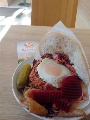 Stilecht mit Spiegelei, Rote Bete und Gurke wurde der Labskaus-Döner serviert. Bis er wieder aufgetischt wird, müssen die Kunden ein Jahr warten. Dann findet die nächste Tarmstedter Ausstellung statt. 