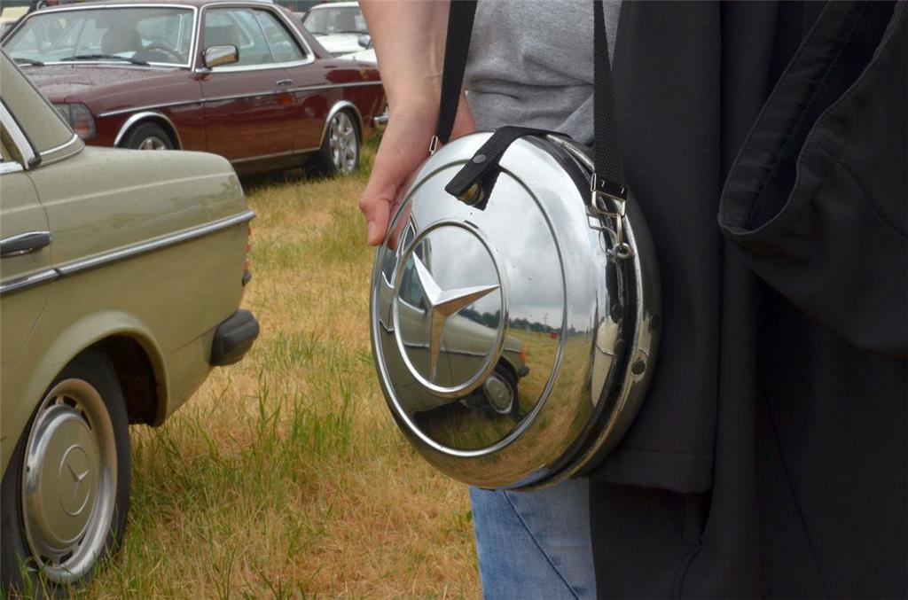 Stilechte Handtasche für die passionierte Mercedes-Fahrerin.