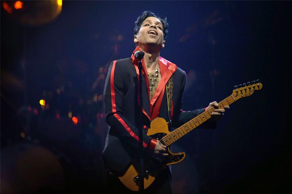 Stilgrenzen existierten für Prince spätestens seit Mitte der 80er Jahre nicht mehr. Ohne wagemutige, überbordende Pop-Wunderwerke wie «Around The World In A Day», «Parade», «Sign O&apos; The Times» oder «Lovesexy» wären die musikalisch meist öden 80er Jahre noch viel öder gewesen. Hier ein Foto von einem Konzert in Antwerpen im November 2010.
