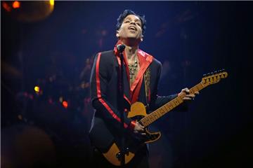 Stilgrenzen existierten für Prince spätestens seit Mitte der 80er Jahre nicht mehr. Ohne wagemutige, überbordende Pop-Wunderwerke wie «Around The World In A Day», «Parade», «Sign O&apos; The Times» oder «Lovesexy» wären die musikalisch meist öden 80er Jahre noch viel öder gewesen. Hier ein Foto von einem Konzert in Antwerpen im November 2010.