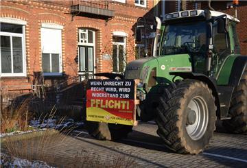 Stiller Protest am Landvolkhaus in Zeven. Die Aufschrift des Plakats ruft bei Passanten Kritik hervor.