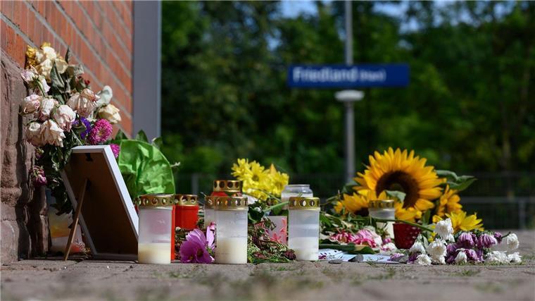 Stilles Gedenken am Bahnhof Friedland in Südniedersachsen: Kerzen und Blumen erinnern an Liana. (Archivbild) 