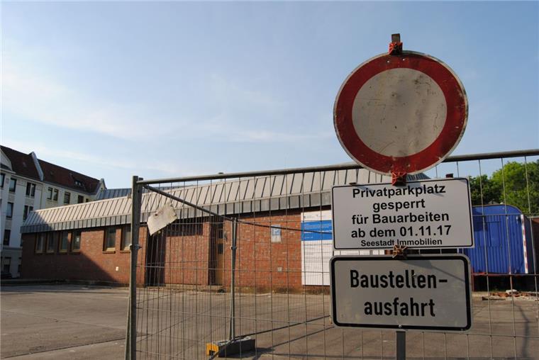 Stillstand bei den Bauarbeiten am Lehe-Treff. Die Angebote der Handwerker sind der Stadt Bremerhaven zu teuer. Foto Wessolowski