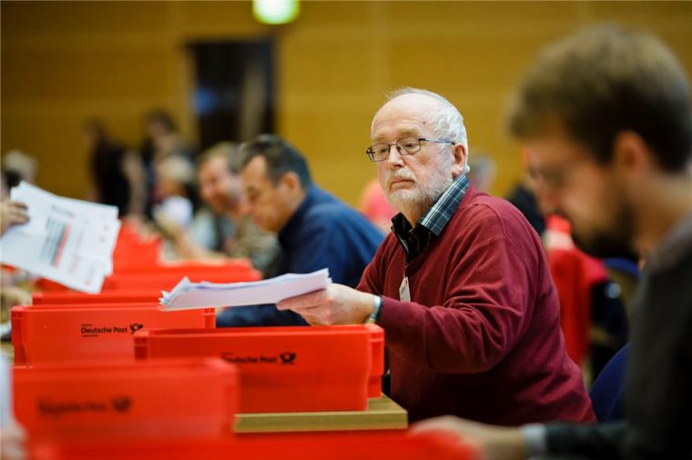 Stimmen ausgezählt: Der Beverstedter Günter Ihmels als Wahlhelfer beim SPD-Mitgliederentscheid in einem Konferenzraum des Willy-Brandt-Hauses in Berlin. 