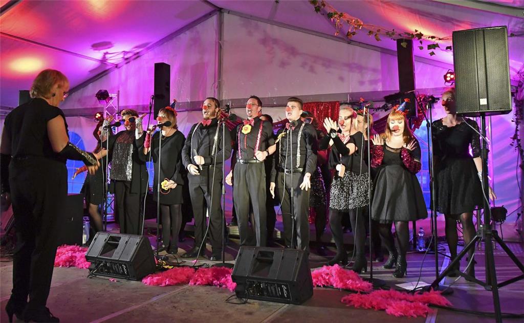 Stimmgewaltig und mit viel Elan brachte die Gruppe Thats Entertainment die Gäste...