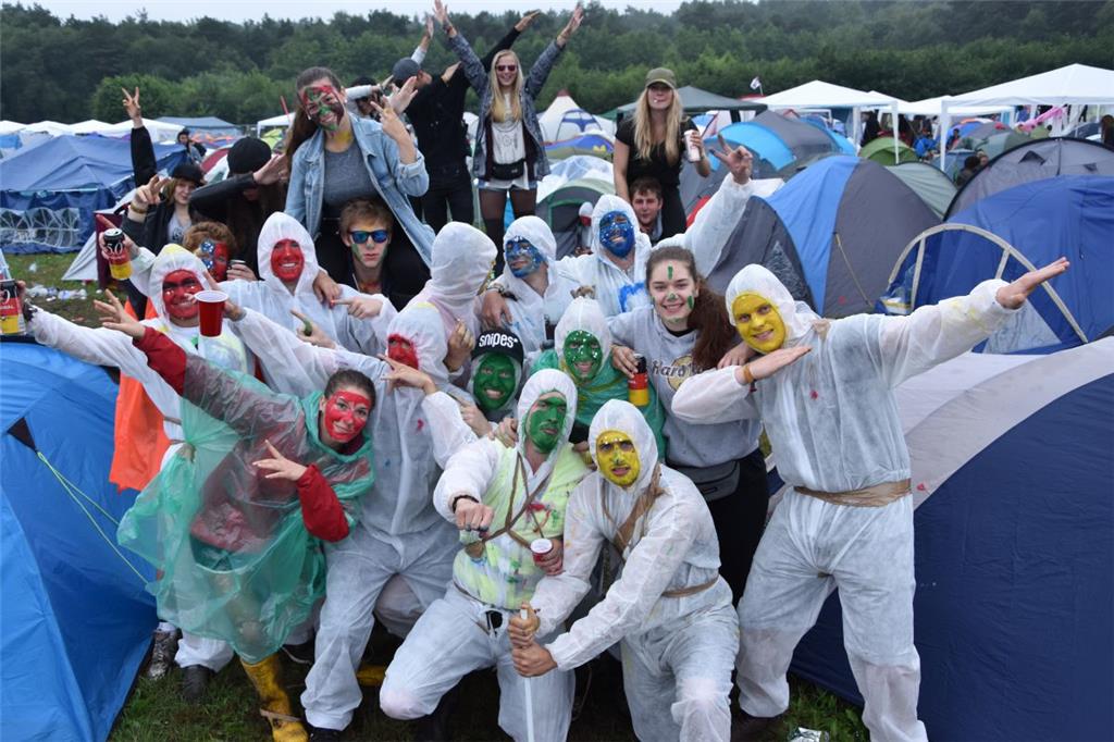 Stimmung im Schlamm: Diese Besucher haben ihren eigenen Regenschutz. 