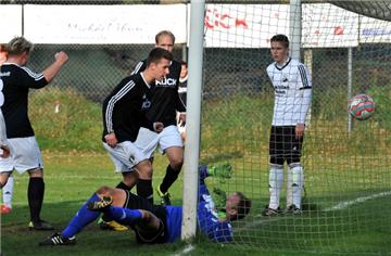 Stinstedts Jan Gerdes (links) ballt schon die Faust, Nils Onken (Mitte) schießt den Ball im Anschluss an einen Eckball zum 2:1 für die SG ins Tor. Foto: Scheschonka