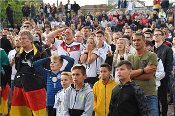 Stöhnten über die deutsche Mannschaft beim Public Viewing: Etwa 1000 Bremerhavener Fußballfans vor dem Lloyds.