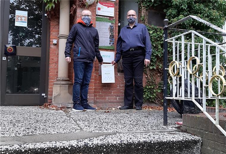 Stolz auf die erneute Auszeichnung als MINT-Schule: Malte Ulrich, 10d (links), und Studiendirektor Dr. Thomas Appel vor der Tür des Niedersächsischen Internatsgymnasiums in Bad Bederkesa.