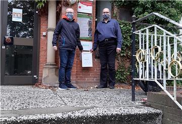 Stolz auf die erneute Auszeichnung als MINT-Schule: Malte Ulrich, 10d (links), und Studiendirektor Dr. Thomas Appel vor der Tür des Niedersächsischen Internatsgymnasiums in Bad Bederkesa.