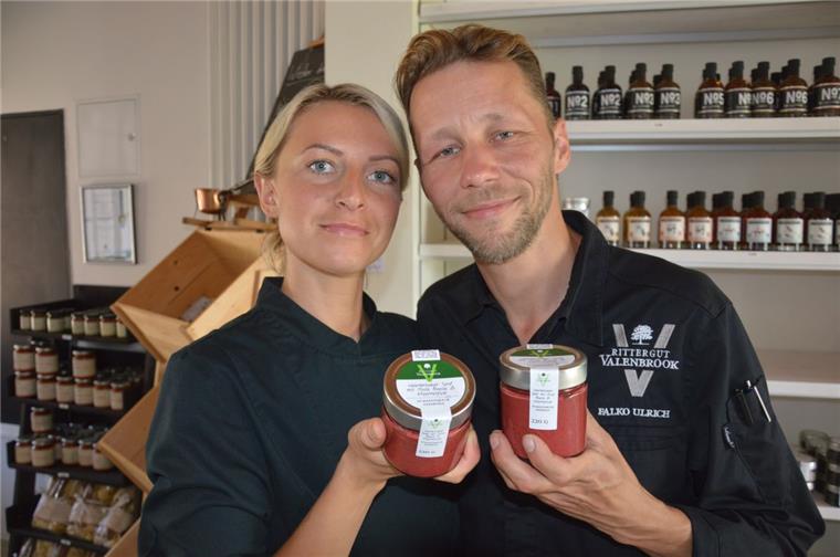 Gut Valenbrook erneut "kulinarischer Botschafter" für Niedersachsen Stolz auf ihre ausgezeichnete Senfkreation: Katja Mücke und Falko Ulrich. Die beiden Eheleute leiten gemeinsam die Delicatessen-Manufaktur auf Gut Valenbrook.