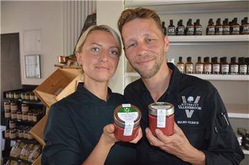 Stolz auf ihre ausgezeichnete Senfkreation: Katja Mücke und Falko Ulrich. Die beiden Eheleute leiten gemeinsam die Delicatessen-Manufaktur auf Gut Valenbrook.