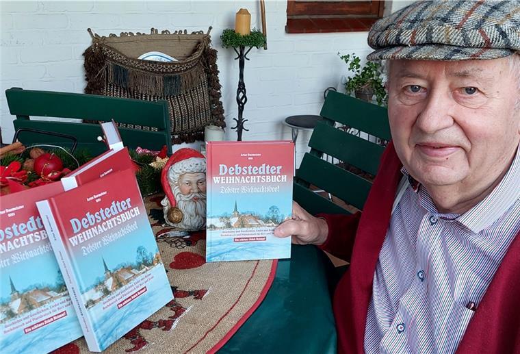 Stolz aufs neue Werk: Artur Burmeister, Leiter des Heimatmuseums Debstedt. Der 85-Jährige blick facettenreich auf Weihnachten.