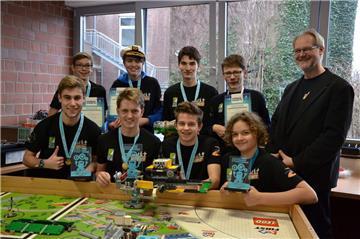 Stolz präsentieren die „VitiBots“ mit ihrem Coach Cord Gerken ihre Medaillen und Pokale (von hinten links nach vorne rechts) Joshua Noel Eckardt, Christopher Bruns, Tim Linus Taplick, Ben Luca Martens, David Robert Koch, Jannik Bizot, Niklas Grün und Robin Holsten.