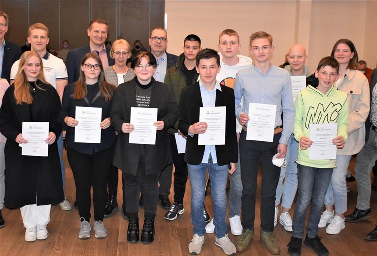 Zwölf Jugendvertreter in Geestland mischen mit Stolze Gesichter bei den neuen Jugendvertretern sowie den Politikern und der Verwaltung.