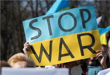 "STOP WAR" steht auf dem Plakat bei einer Protestaktion gegen den russischen Krieg in der Ukraine.